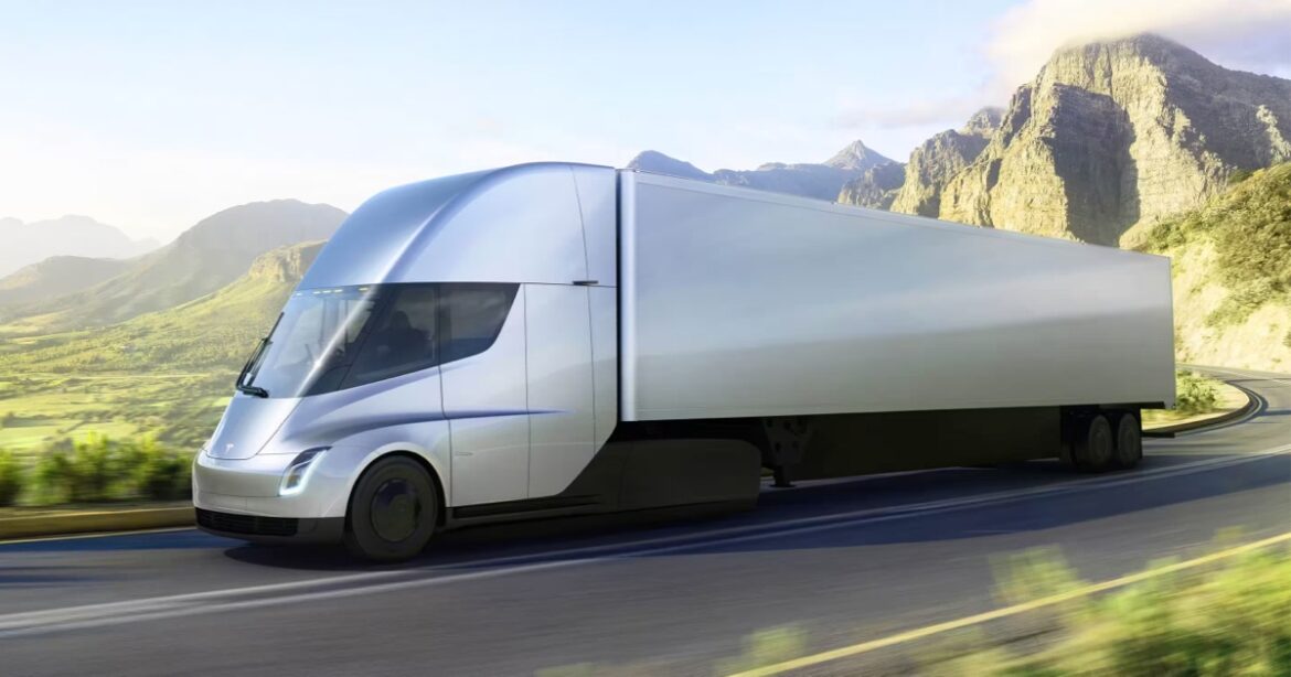 Teslas elektriska lastbilar ska lanseras under 2022 efter uttalande av VD, Elon Musk